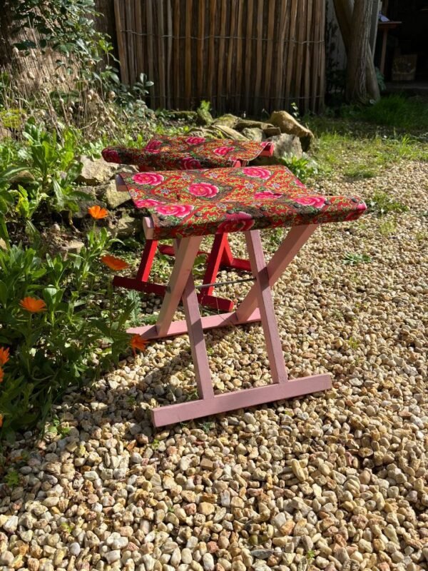 "Tabouret pliant vintage déplié, montrant sa structure en bois"