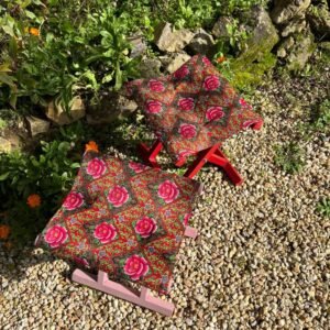 "Paire de tabourets pliants vintage pour enfants en bois et tissu épais"