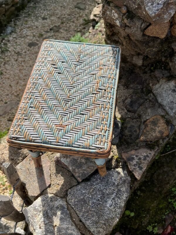 "Vue de dessus du tabouret, montrant la texture et le motif du rotin"