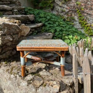 "Tabouret repose-pieds en rotin vintage, vue de face"