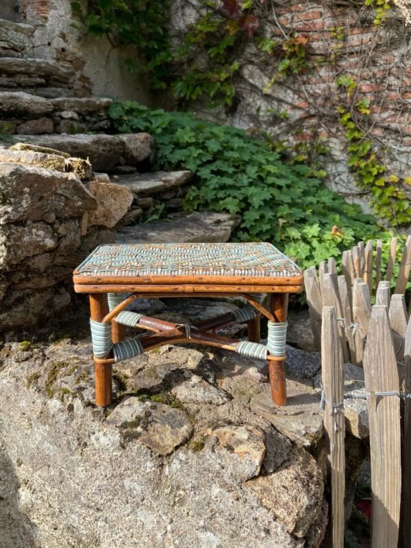 "Tabouret repose-pieds en rotin vintage, vue de face"