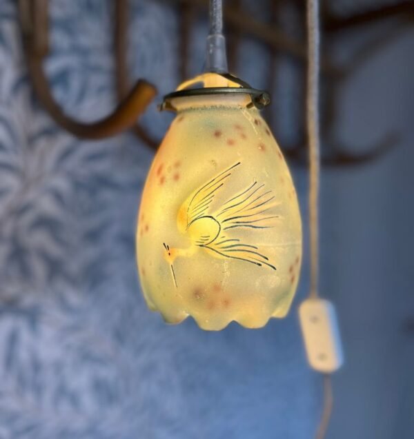 Rosie, la lampe baladeuse en opaline décorée – Image 5