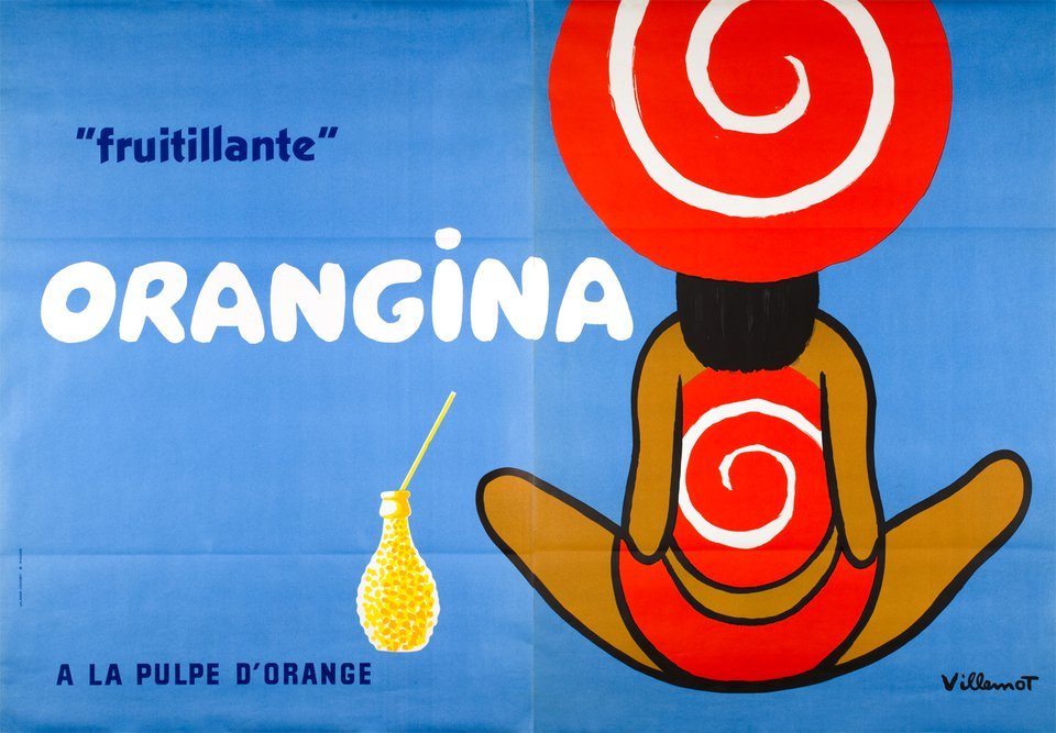 Publicité vintage Orangina années 70 : porte-pailles jaune vif sur un comptoir de bistrot authentique, entouré d'une bouteille Orangina bosselée et de verres remplis de soda pétillant. La texture granuleuse du porte-pailles rappelle l'emblématique bouteille, tandis que le logo avec son zeste d'orange stylisé illustre parfaitement le design publicitaire créatif de l'époque