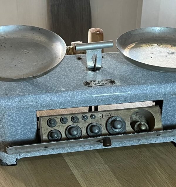 Dominique, la balance de cuisine en tôle émaillée – Image 2