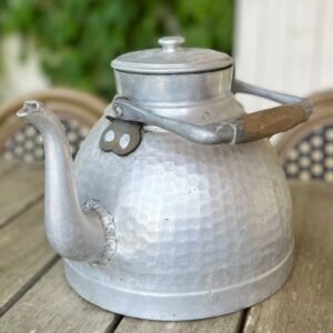 Suzanne, la bouilloire en aluminium martelé