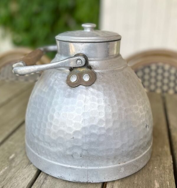 Suzanne, la bouilloire en aluminium martelé – Image 3