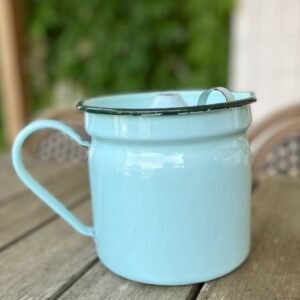 Jean, le pot à bouillir le lait en tôle émaillée