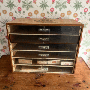 Léon, le meuble à tiroirs DMC