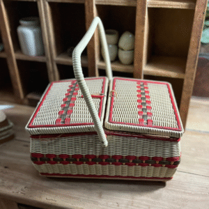 Norbert, le panier de couture en rotin et scoubidou