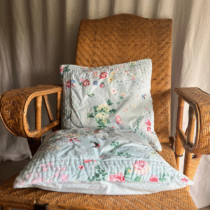 Gisèle, la paire de coussins en tissu et boutis