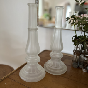 Paire de grands candélabres en verre dépoli