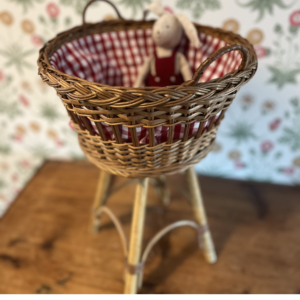 Petit panier à ouvrage en osier