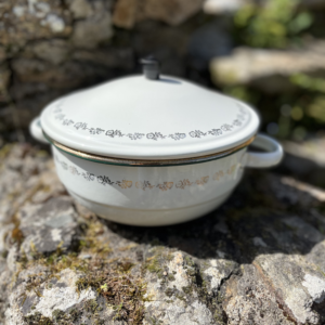 Soupière ou légumière en tôle émaillée