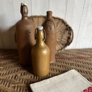 Trio de bouteilles en grès vernissé