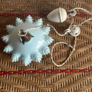 Suspension monte et baisse en opaline