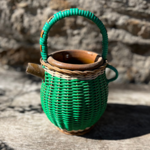 Cruche chevrette en grès, rotin et scoubidou