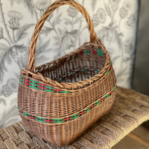 Panier 60ies en rotin et scoubidou rouge et vert