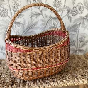 Panier 60ies en rotin et scoubidou rouge