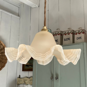 Grande suspension "froufrou" en opaline
